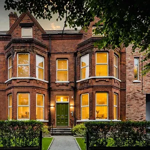 5 Star - The Ulsterville Residences - Free On-site Parking Apartment