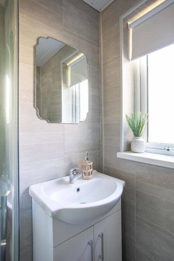 Fully Refurbished North Belfast Home 0*,